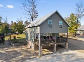 Tri-state Corner Cabin with a fire pit hot tub & indoor pool