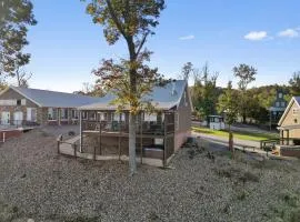 Attitude Adjustment Cabin with hot tub fire pit & indoor pool