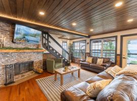 Bryant में, होटल Mountain High Cabin with hot tub fire pit & indoor pool