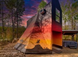 TeePee at Paradise Point with a hot tub fire pit & grill, hotel v destinaci Bryant