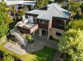 Waiake Family Retreat - Auckland Holiday Home