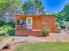 1 Mi to Lake Texoma Cozy Studio with Outdoor Space!, hotel v destinaci Kingston