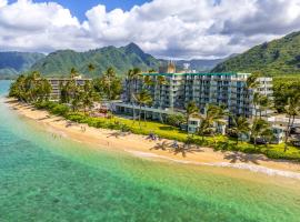 Beachfront Penthouse with 3 Lanais on Oahu!, hotel v destinaci Hauula