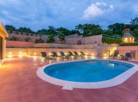 1 Bedroom Gorgeous Apartment In Molunat, hotel in Molunat