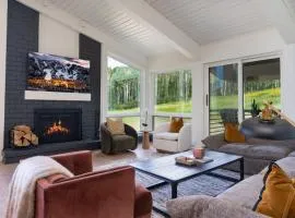 4 BR TRUE Ski-in & Out Stunning Views Pool HotTub