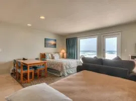 Pool and Hot Tub Ground Floor Studio - Oceanfront - Full Kitchen - Patio