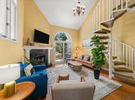 Forge Chalet- Cozy Stay with Bunks, Views and Hot Tub, skijali&scaron;te u gradu Pidžin Fordž