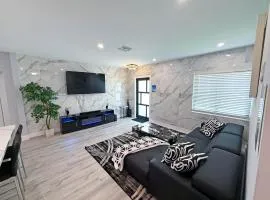 The LuxeLanding MIA- Swimming pool, Oasis Lounge, Mini Golf, BBQ and Hibachi Grill , and Outdoor Games