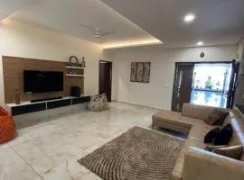 Water's egde service apartment
