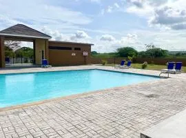 Resort Vibes Getaway - Colbeck Manor Old Harbour - Gated, pool, gym