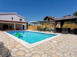 Gorgeous Home In Lovrec, Hotel in Lovreć