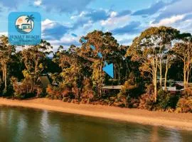 Sunset Beach Villa - Beach front home situated on the Huon River - Sleeps 8