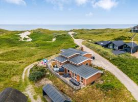 Family-Friendly Holiday Home With Indoor Pool And Outdoor Spa 100 Meters From The North Sea, spa hotel in Ringk&oslash;bing