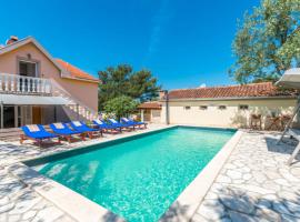 Lovely Apartment In Sveti Filip I Jakov, hotel v destinaci Sveti Filip i Jakov