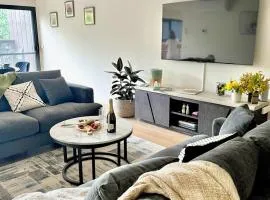 Stylish & Central - Leafy Views
