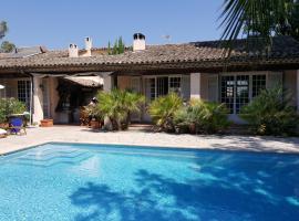 Private villa with pool, hotel v destinaci Roquefort Les Pins