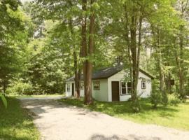 The Reel Freedom Cottage at Leesville Lake, Hotel in Carrollton