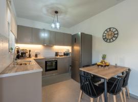 Heart Of Galatas Apartments Holidays In crete, מלון בGalatás