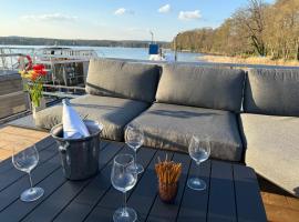 TraumZeitBoot Helmut - exklusiver Festlieger in perfekter Lage am Scharm&uuml;tzelsee Bad Saarow, hotel que acepta mascotas en Bad Saarow