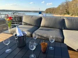 TraumZeitBoot Helmut - exklusiver Festlieger in perfekter Lage am Scharmützelsee Bad Saarow