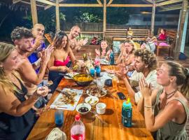 Sunset Surf Hostel Siargao, asrama di General Luna