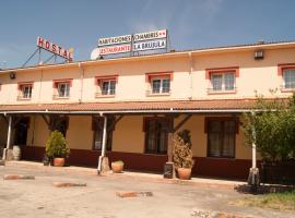Hostal Hermanos Gutierrez، فندق مع موقف سيارات في Monasterio de Rodilla