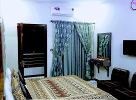 BNB Royal Galaxy Family Hotel, hotel cerca de Aeropuerto Internacional Jinnah - KHI, Karachi