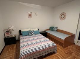 Komforan studio u centru grada, hotel v destinaci Herceg-Novi