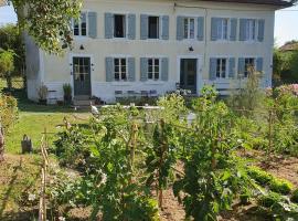 La Chaise Haute, allotjament amb cuina a Hagetmau