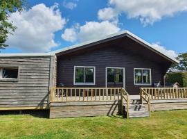 Finse woning nabij groot meer, chalupa v destinaci Rohel