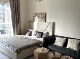 Best Canal View Studio in AG Tower Business Bay, Hotel in Sabkhah