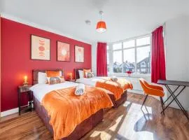 Free parking - 6 Bedroom Home