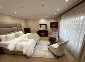 Elegant 5BR House with Pool, Gourmet Kitchen and Reliable Generator