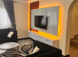 Serenity LakeView 4BR Duplex Entebbe Close to Airport, hotelli kohteessa Entebbe
