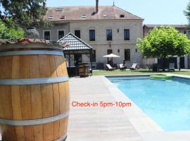 Les Tourelles, hotell sihtkohas La Tour-du-Pin