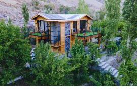 Firdaus Hotel & Resort, hotel with pools in Alīābād