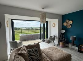 Anglesey sleeps 10 with hot tub, hotel i Llanfaelog