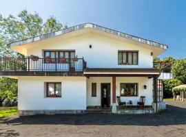 Preciosa y amplia casa con piscina โรงแรมในลีเอนโด