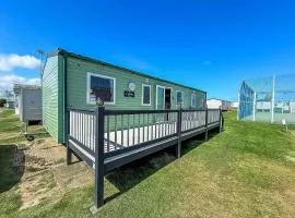 8 Berth Caravan With Decking At California Cliffs Near Scratby Beach Ref 50002E