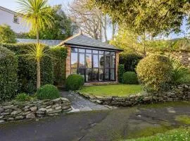 Charming Summerhouse Annexe in lush gardens in Fowey