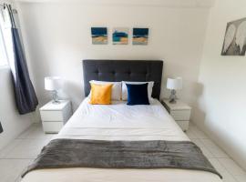 Sunny Luxuries - Union Terrace, hotel con estacionamiento en Gros Islet