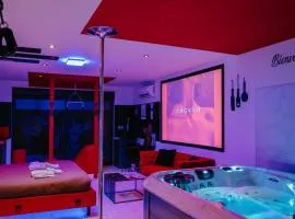 Loveroom Very Good Trip chambre avec jacuzzi privatif