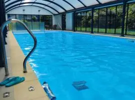 Cabane aux étoiles -piscine-golf à 50m