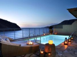 Magnificent Kefalonia Villa Villa Chalker 3 Bedrooms Seafront，位于阿索斯的酒店