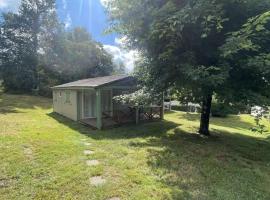 Chalet Hameaux de Miel 5 Pers, Parking, Piscine , Lac, hotel di Beynat
