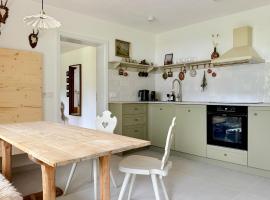 Servus O&acute;gau Apartments, hotel con estacionamiento en Oberammergau