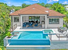 Luxury Sarasota Waterfront Home - Pool, Boat Dock & Near Siesta Key Beach, hotel v destinaci Sarasota