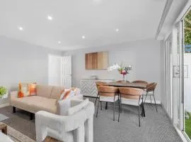 Annika - 7 minutes walk to Victorious, 2 free parking, 3 bedroom house, Sleeps 1- 7 Comfortably, Driveway, Beach inspired Cozy Garden