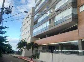 Apartamento 305 na Bacutia, a 20m da praia, 2Q, 1suíte, frente, sol da manhã, piscina, sauna e 1 VG