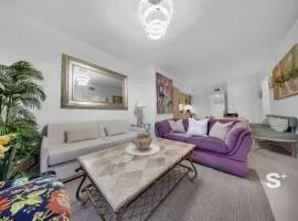 Chic 2-BD Downtown Condo with City & Water Views